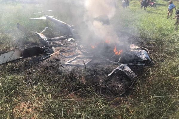 Vídeo: helicóptero cai em fazenda na região de Maringá e piloto morre