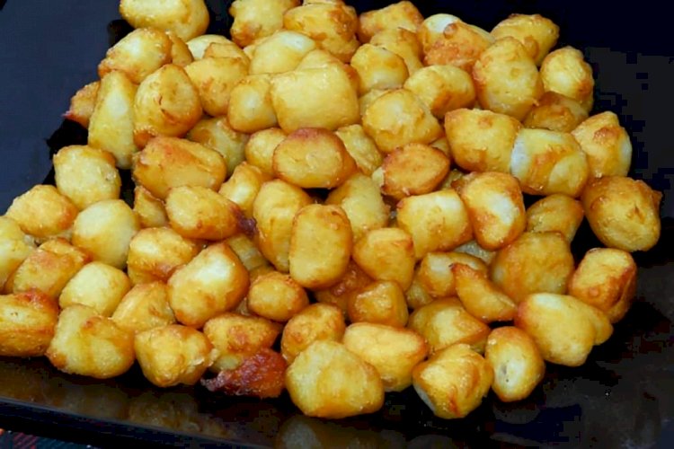 Nhoque frito é só misturar todos os ingredientes fritar e levar ao forno