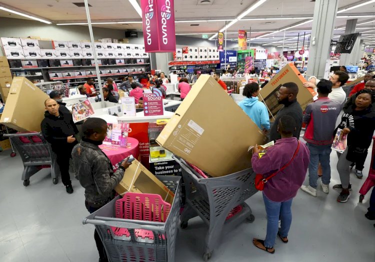 Veja fotos da Black Friday no mundo