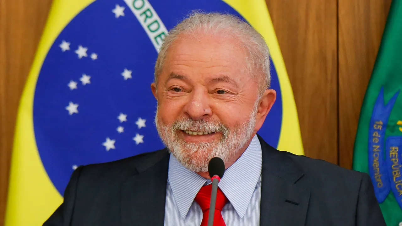 Lula lança apps gratuitos do MEC para leitura e idiomas e amplia aposta em educação digital